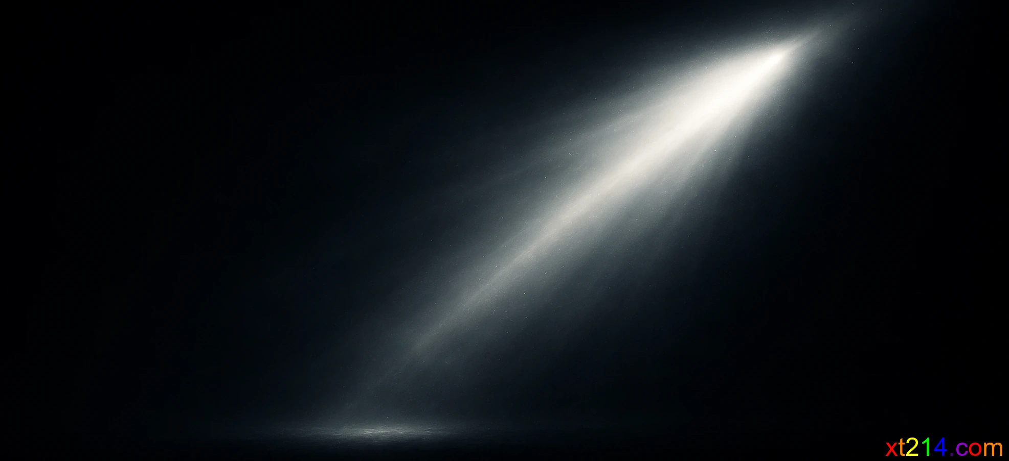 在完全黑暗中突然出现一道强烈的神圣光芒