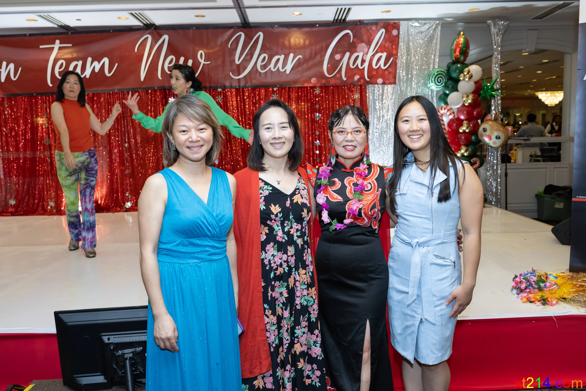 嘉宾交流合影：现场交流